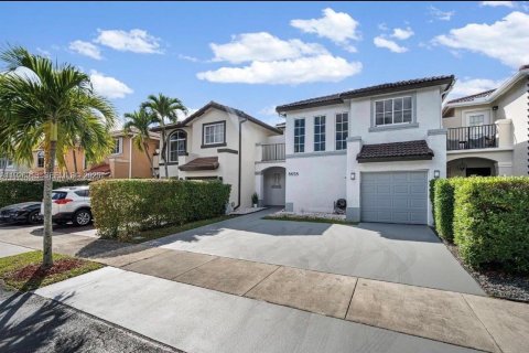 Touwnhouse à louer à Miami, Floride: 3 chambres, 166.3 m2 № 1986715 - photo 2