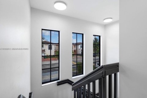 Touwnhouse à louer à Miami, Floride: 3 chambres, 166.3 m2 № 1986715 - photo 16