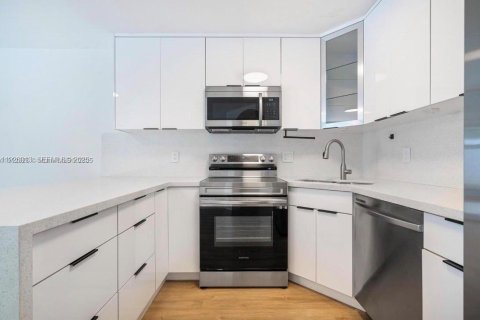 Touwnhouse à louer à Miami, Floride: 3 chambres, 166.3 m2 № 1986715 - photo 13