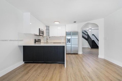 Touwnhouse à louer à Miami, Floride: 3 chambres, 166.3 m2 № 1986715 - photo 14