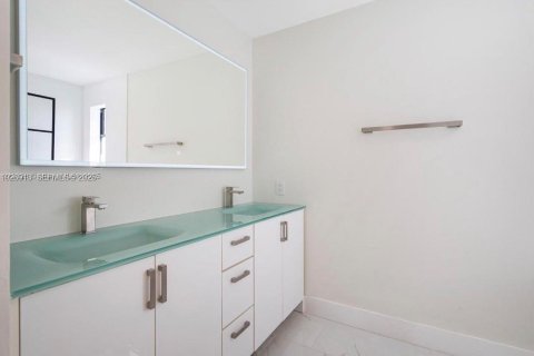 Touwnhouse à louer à Miami, Floride: 3 chambres, 166.3 m2 № 1986715 - photo 25