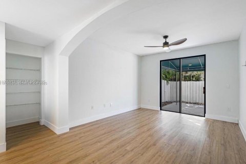 Touwnhouse à louer à Miami, Floride: 3 chambres, 166.3 m2 № 1986715 - photo 6