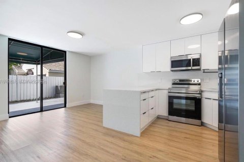 Touwnhouse à louer à Miami, Floride: 3 chambres, 166.3 m2 № 1986715 - photo 12