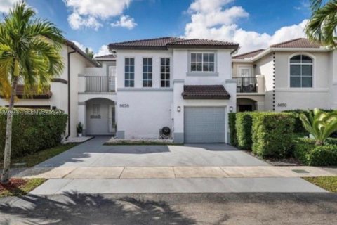 Touwnhouse à louer à Miami, Floride: 3 chambres, 166.3 m2 № 1986715 - photo 1