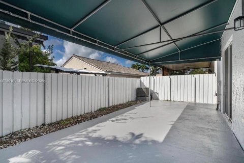 Touwnhouse à louer à Miami, Floride: 3 chambres, 166.3 m2 № 1986715 - photo 15