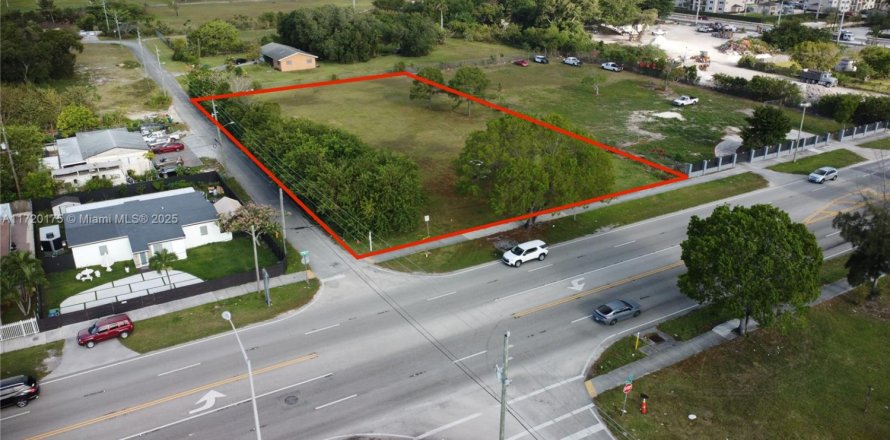 Terreno en Goulds, Florida № 1695113