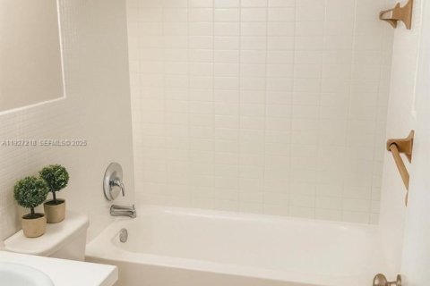 Apartamento en alquiler en Miami Beach, Florida, 1 dormitorio, 64.47 m2 № 1986278 - foto 16