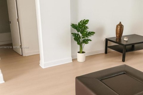 Apartamento en alquiler en Miami Beach, Florida, 1 dormitorio, 64.47 m2 № 1986278 - foto 2