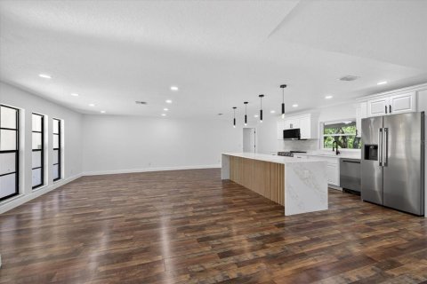 House in Safety Harbor, Florida 4 bedrooms, 205.5 sq.m. № 2126506 - photo 15