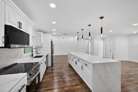 House in Safety Harbor, Florida 4 bedrooms, 205.5 sq.m. № 2126506 - photo 10