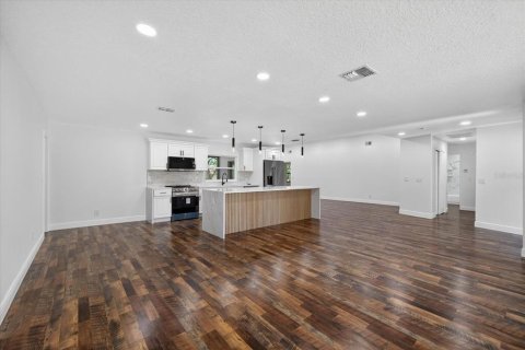 House in Safety Harbor, Florida 4 bedrooms, 205.5 sq.m. № 2126506 - photo 12