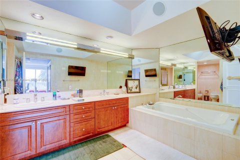 Condo in Aventura, Florida, 2 bedrooms № 2080234 - photo 22