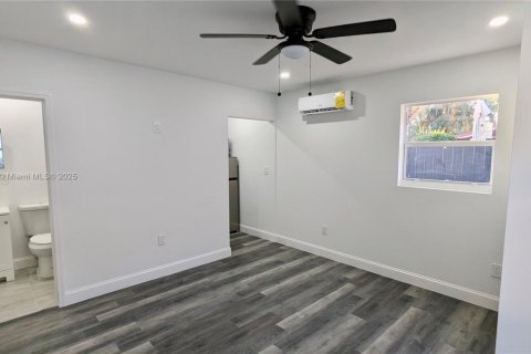 House in Miami, Florida 4 bedrooms, 143.16 sq.m. № 1822068 - photo 17