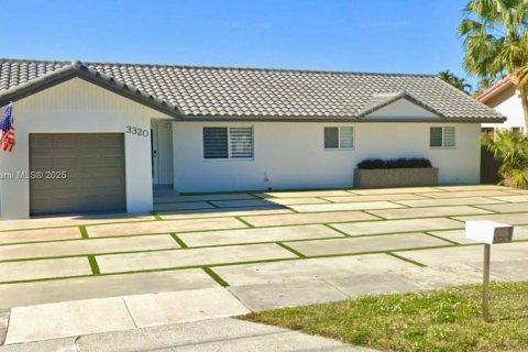 House in Miami, Florida 4 bedrooms, 143.16 sq.m. № 1822068 - photo 1