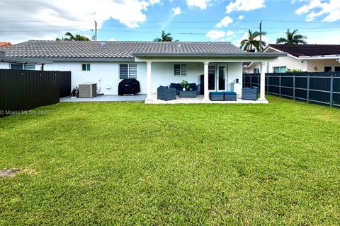 House in Miami, Florida 4 bedrooms, 143.16 sq.m. № 1822068 - photo 24