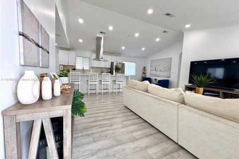 House in Miami, Florida 4 bedrooms, 143.16 sq.m. № 1822068 - photo 2