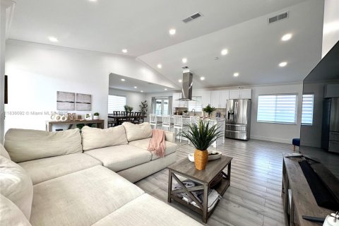 House in Miami, Florida 4 bedrooms, 143.16 sq.m. № 1822068 - photo 8