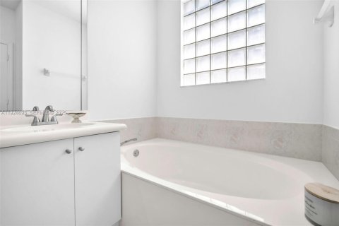 Купить виллу или дом в Майами, Флорида 4 спальни, 238.11м2, № 1990260 - фото 25