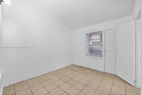 House in Miami, Florida 1 bedroom, 46.45 sq.m. № 1919981 - photo 2