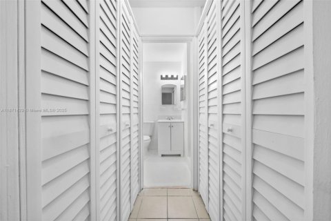 House in Miami, Florida 1 bedroom, 46.45 sq.m. № 1919981 - photo 7