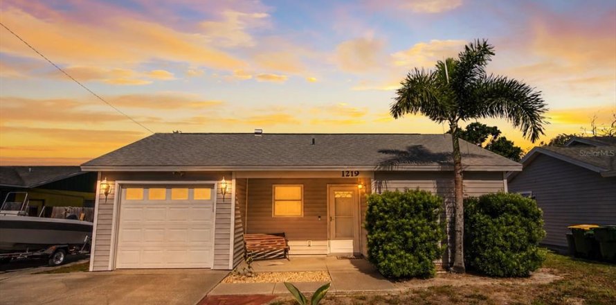 House in Sarasota, Florida 2 bedrooms, 80.27 sq.m. № 2195798