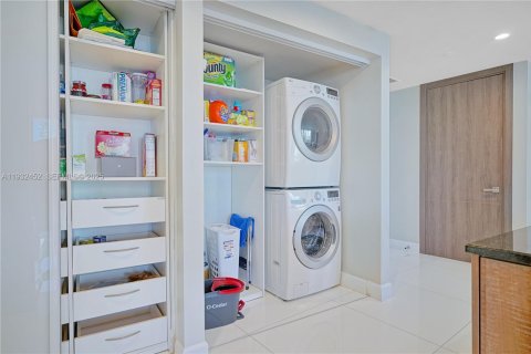 Снять в аренду кондоминиум в Майами, Флорида 2 спальни, 165.74м2, № 1991556 - фото 23