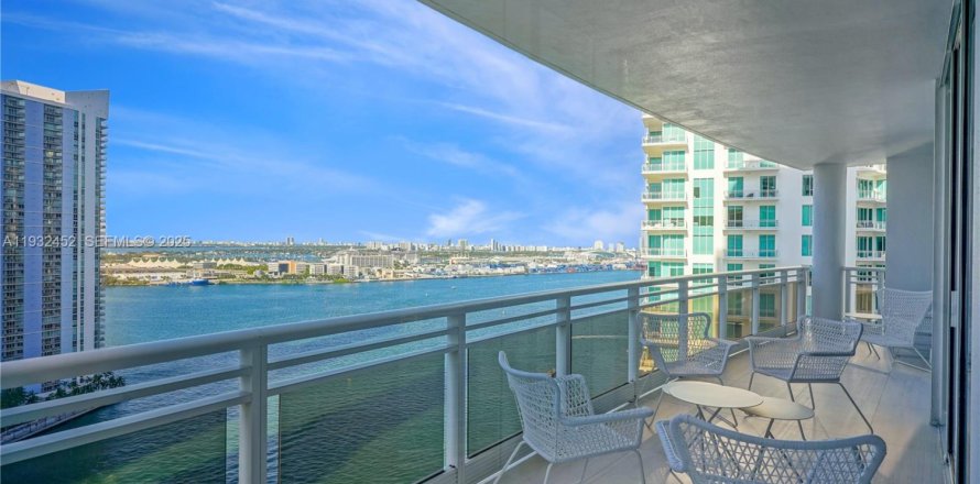 Кондоминиум с 2 спальнями в Майами, Флорида № 1991556