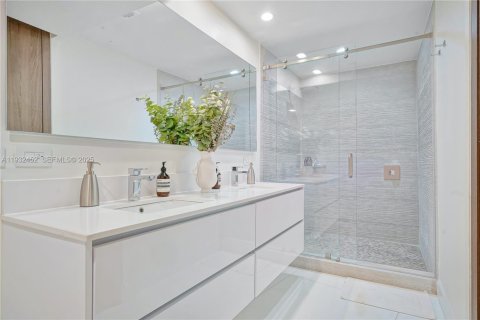 Снять в аренду кондоминиум в Майами, Флорида 2 спальни, 165.74м2, № 1991556 - фото 28