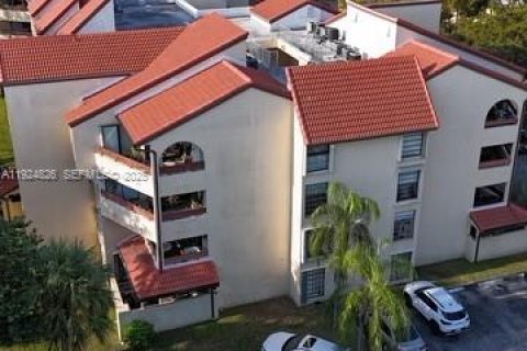 Снять в аренду квартиру в Майами, Флорида 3 спальни, 115.2м2, № 1988512 - фото 2