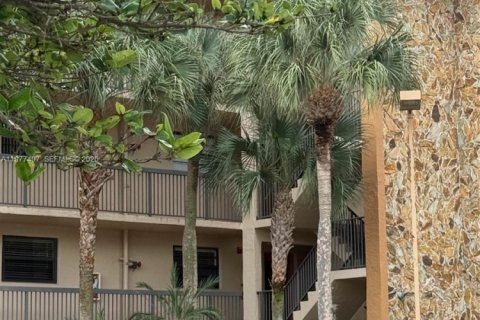 Copropriété à vendre à Tamarac, Floride: 2 chambres, 117.99 m2 № 2090537 - photo 4