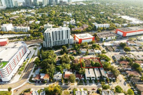 Propiedad comercial en venta en Miami, Florida № 1985650 - foto 2