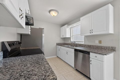 House in Brandon, Florida 3 bedrooms, 108.6 sq.m. № 2406576 - photo 14