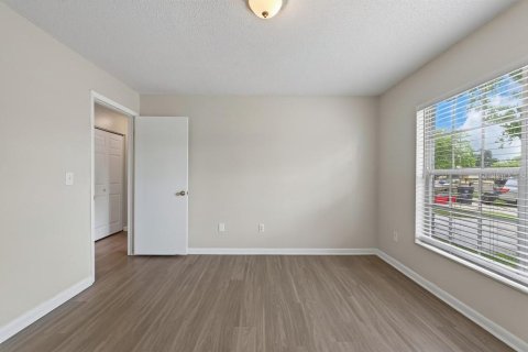 House in Brandon, Florida 3 bedrooms, 108.6 sq.m. № 2406576 - photo 23