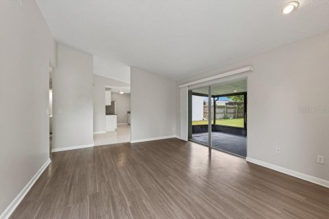 House in Brandon, Florida 3 bedrooms, 108.6 sq.m. № 2406576 - photo 4