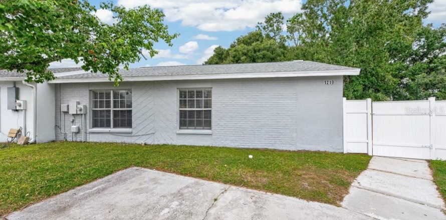 House in Brandon, Florida 3 bedrooms, 108.6 sq.m. № 2406576