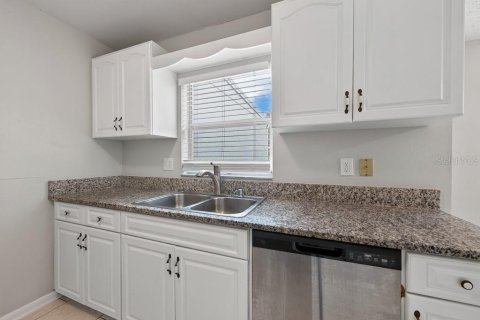 House in Brandon, Florida 3 bedrooms, 108.6 sq.m. № 2406576 - photo 17
