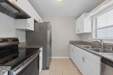 House in Brandon, Florida 3 bedrooms, 108.6 sq.m. № 2406576 - photo 18