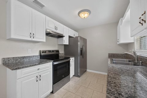 House in Brandon, Florida 3 bedrooms, 108.6 sq.m. № 2406576 - photo 15