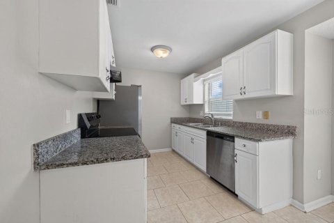 House in Brandon, Florida 3 bedrooms, 108.6 sq.m. № 2406576 - photo 12