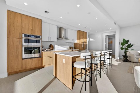 Condo in Saint Petersburg, Florida, 3 bedrooms № 2124258 - photo 3