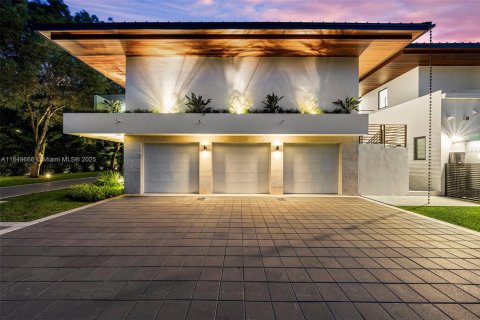 House in Coral Gables, Florida 7 bedrooms, 829.99 sq.m. № 1872383 - photo 16