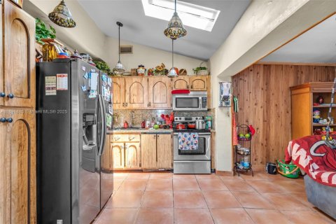 Casa en venta en Hialeah, Florida, 5 dormitorios, 179.49 m2 № 1946345 - foto 6