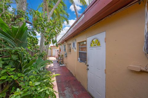 Casa en venta en Hialeah, Florida, 5 dormitorios, 179.49 m2 № 1946345 - foto 24