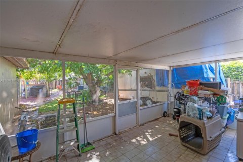 Casa en venta en Hialeah, Florida, 5 dormitorios, 179.49 m2 № 1946345 - foto 22