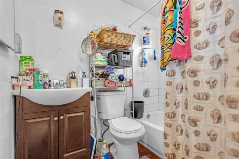 Casa en venta en Hialeah, Florida, 5 dormitorios, 179.49 m2 № 1946345 - foto 19