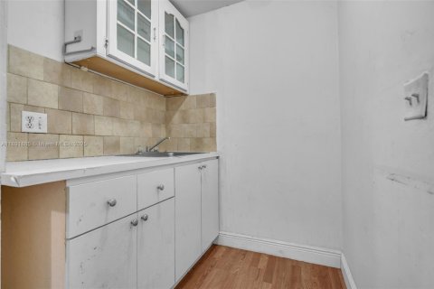 Casa en venta en Hialeah, Florida, 5 dormitorios, 179.49 m2 № 1946345 - foto 30