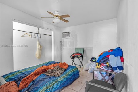 Casa en venta en Hialeah, Florida, 5 dormitorios, 179.49 m2 № 1946345 - foto 21