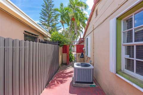 Casa en venta en Hialeah, Florida, 5 dormitorios, 179.49 m2 № 1946345 - foto 23