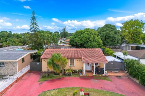 Casa en venta en Hialeah, Florida, 5 dormitorios, 179.49 m2 № 1946345 - foto 2