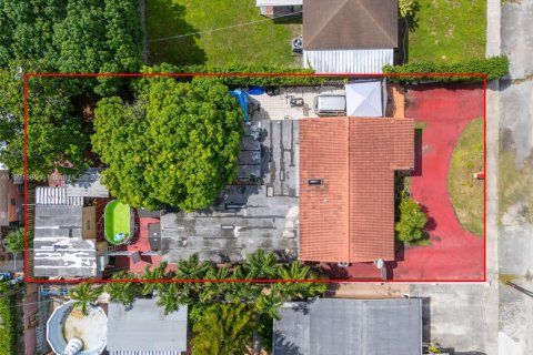 Casa en venta en Hialeah, Florida, 5 dormitorios, 179.49 m2 № 1946345 - foto 3